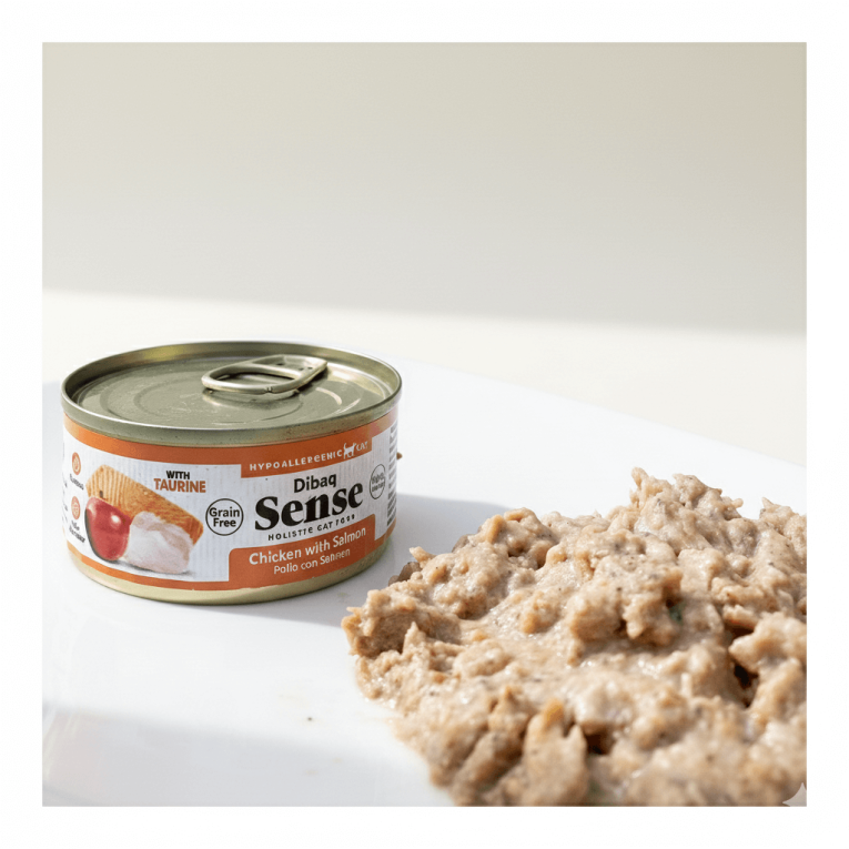 Bocaditos en salsa Dibaq Sense de pollo y sardina para gatos con ingredientes frescos visibles como sardina entera y pechuga de pollo