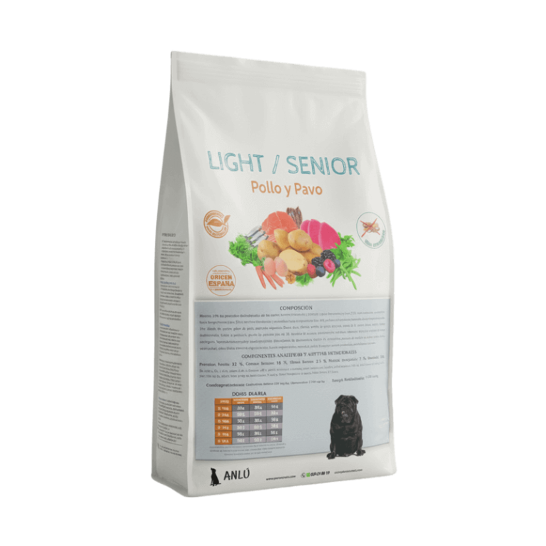 Pienso Senior Light Pollo Anlú. Saco blanco con perro Labrador negro.
