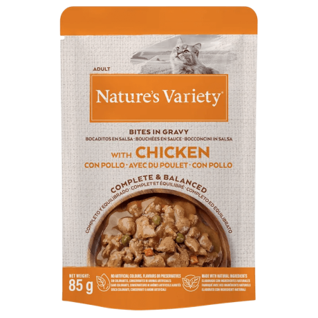Envase de Nature's Variety Bocaditos en Salsa de Pollo 85gr Grain Free para gatos, comida húmeda completa y equilibrada.