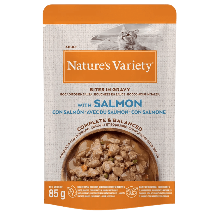 Envase de Nature's Variety Bocaditos en Salsa de Salmón 85gr Grain Free para gatos, comida húmeda completa con salmón.