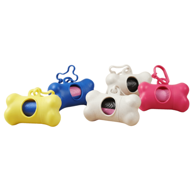Dispensadores de bolsas higiénicas para perro con forma de hueso, disponibles en colores a elegir: amarillo, azul, blanco y rosa. Accesorio funcional y colorido.