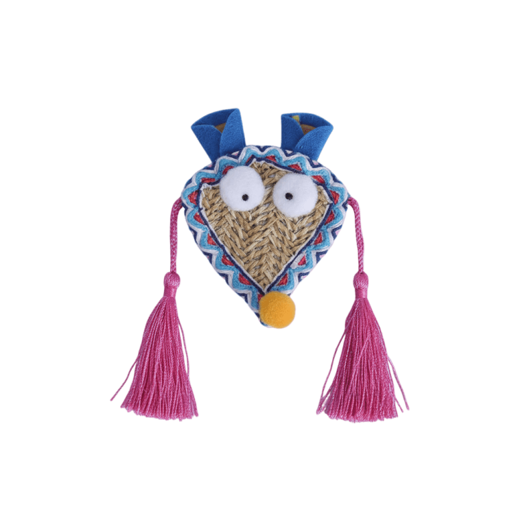 Juguete Vivadog Piñata para gato con textura trenzada, grandes ojos y largas borlas rosas.