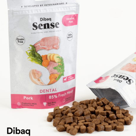 Snack dental para perros Dibaq Sense de cerdo sin cereales con 85 por ciento de carne fresca y algas marinas