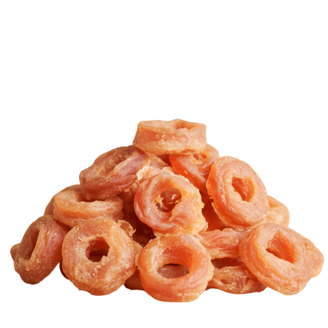 Pila de snacks de pollo natural deshidratado con forma de aro o donut para perro, alto en proteína y baja en grasa, ideal para recompensas.
