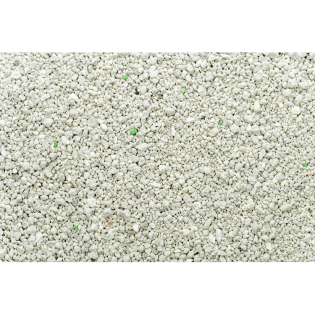 Textura detallada de la arena aglomerante para gatos Gloria con aroma a Aloe Vera, de bentonita con gránulos verdes, en formato de 10kg.
