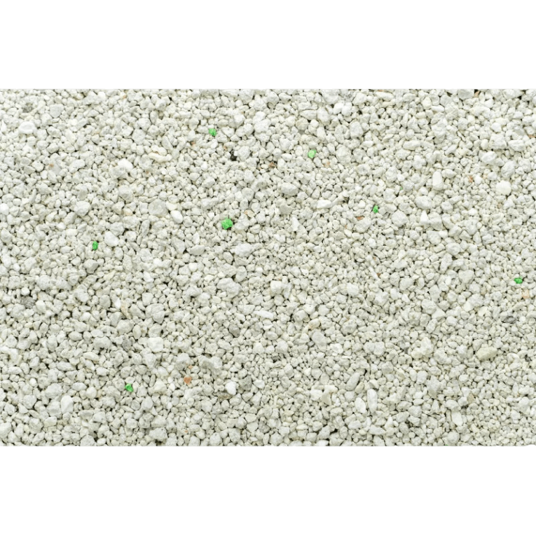 Textura detallada de la arena aglomerante para gatos Gloria con aroma a Aloe Vera, de bentonita con gránulos verdes, en formato de 10kg.