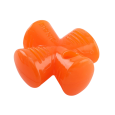 Juguete interactivo BIONIC Stuffer de color naranja con forma de cruz, fabricado con material resistente y un agujero para introducir premios.