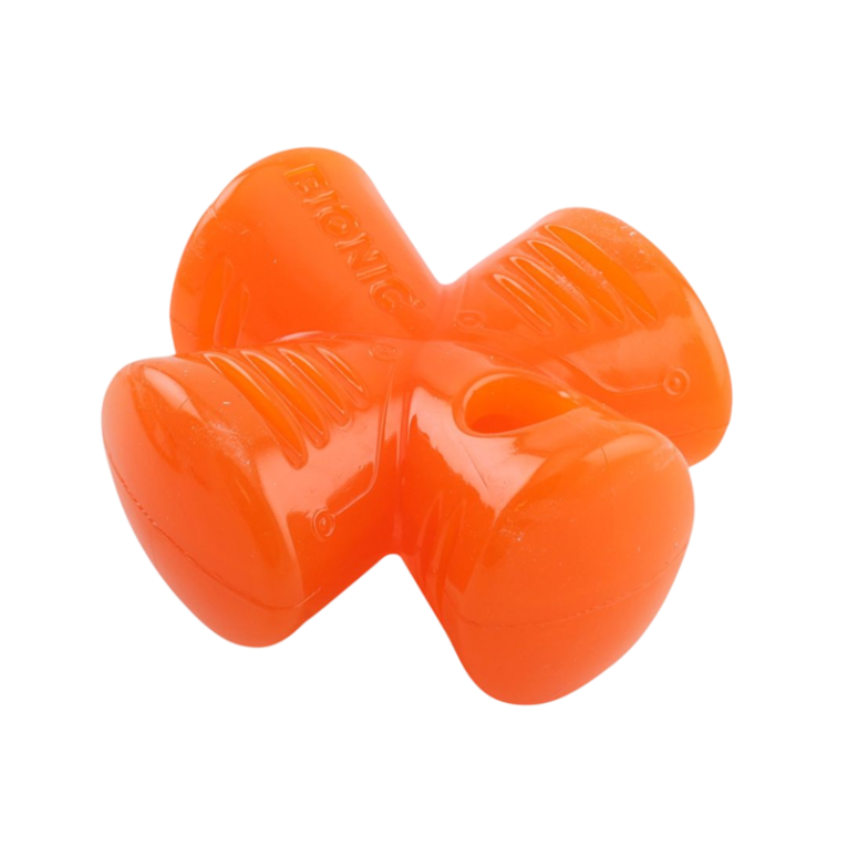 Juguete interactivo BIONIC Stuffer de color naranja con forma de cruz, fabricado con material resistente y un agujero para introducir premios.