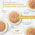 Cuatro porciones de Catit Cuisine Dinner con el texto: 'Ingredientes frescos y totalmente naturales' y 'Comida completa'. Muestra los cuatro sabores a base de pollo.