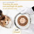 Foto promocional Catit DUET, gato mirando trocitos de Pato con Pechuga de Pollo en salsa servidos en bandeja.