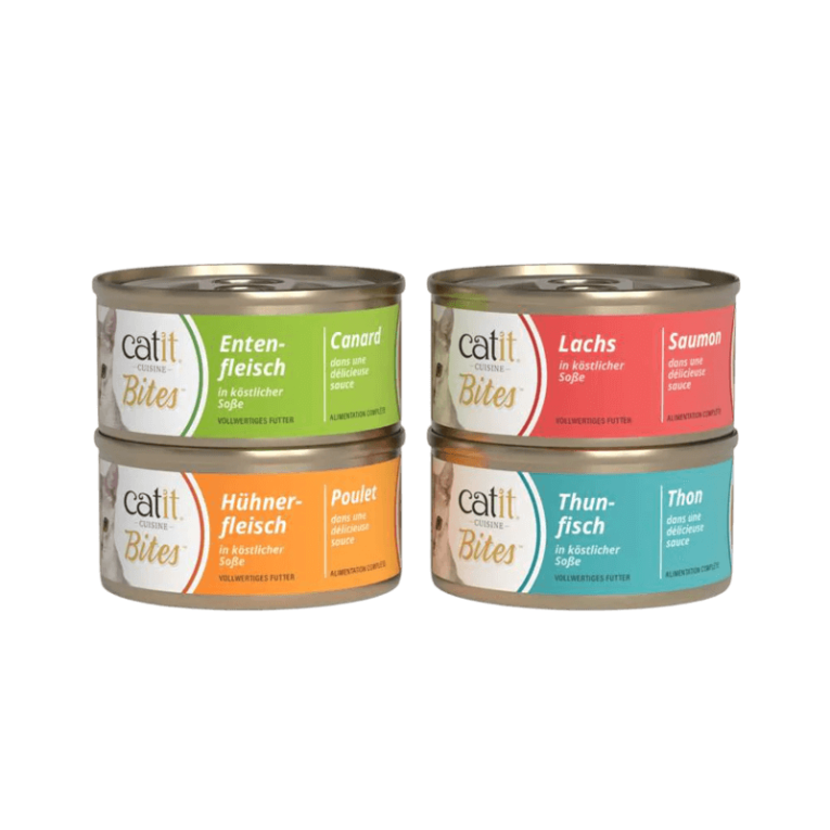 Las cuatro latas de Catit BITES apiladas: Pato, Pollo, Salmón y Atún.
