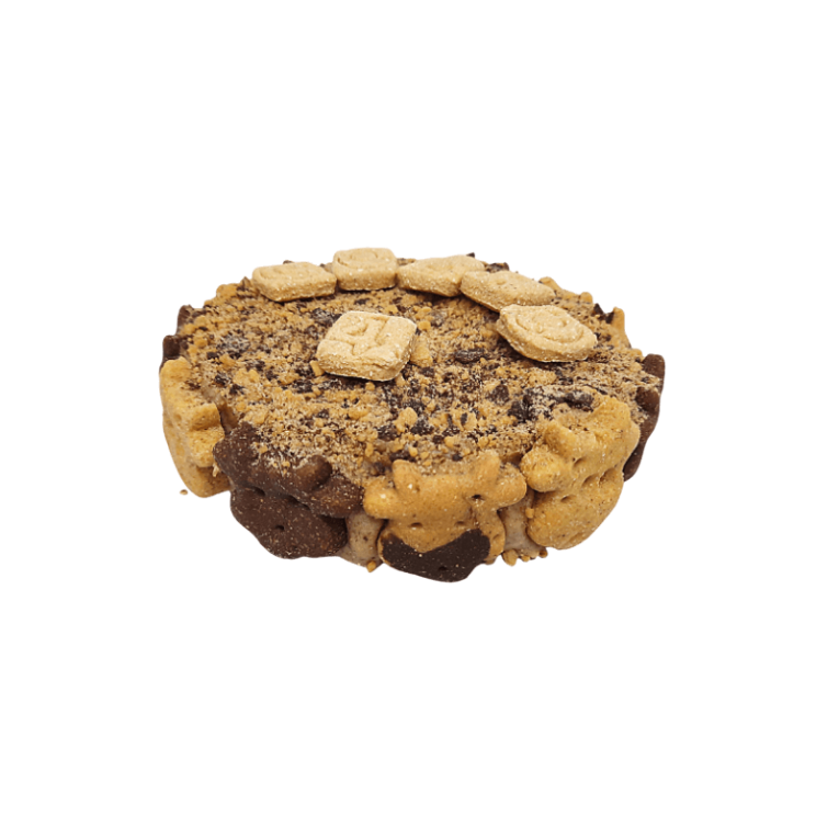 Tarta Bomba de Ternera Waniyampi, redonda, con base oscura y cubierta de migas, decorada con galletas cuadradas.