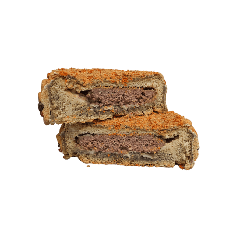 Corte interior de la Tarta Burguer Cake de Waniyampi, mostrando las diferentes capas y el relleno central, simulando una hamburguesa.