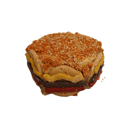 Tarta de cumpleaños Waniyampi (Burguer Cake) de tamaño pequeño con forma de hamburguesa, decorada con diferentes capas de colores.