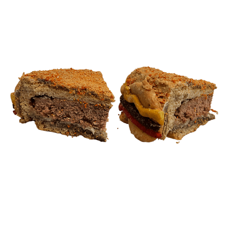 Corte de la Tarta Burguer Cake de Waniyampi, mostrando las capas de simulación de carne, queso y kétchup de la hamburguesa.