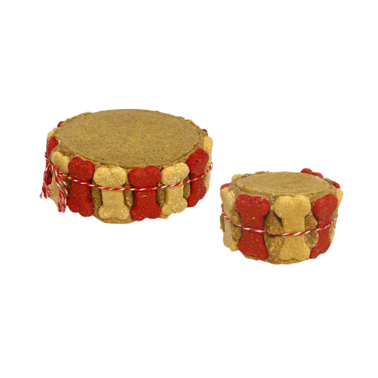 Dos Tartas Clásicas de Pollo de Waniyanpi en dos tamaños diferentes (grande y pequeño), decoradas con galletas de hueso y corazón rojas y beige.