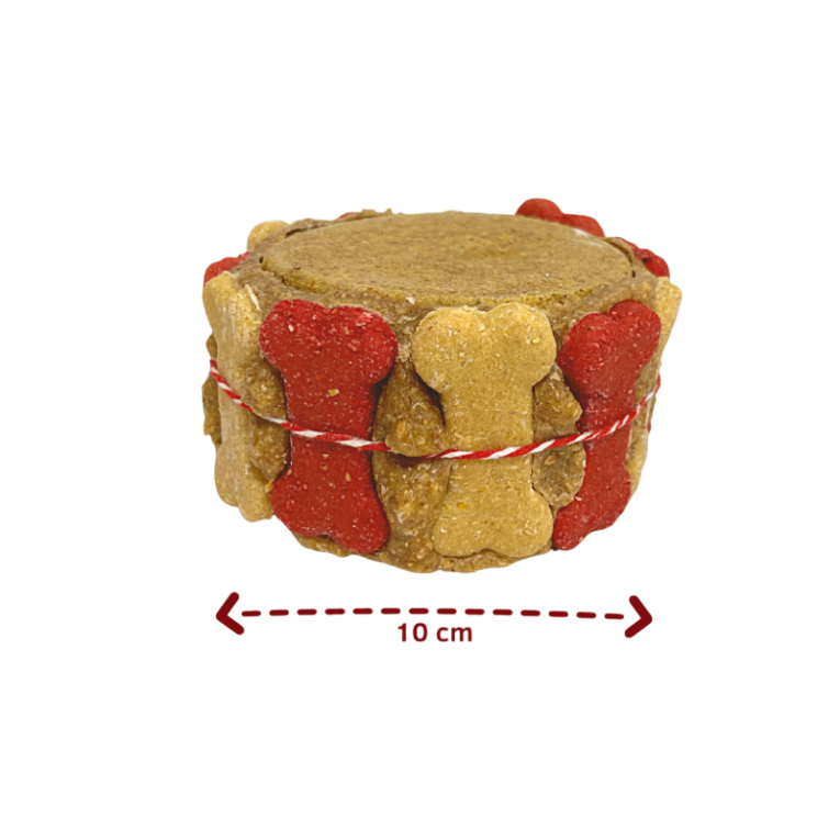 Tarta Clásica de Pollo de Waniyanpi de 10 cm de diámetro, decorada con galletas de hueso y corazón rojas y beige. Ideal para perros pequeños.
