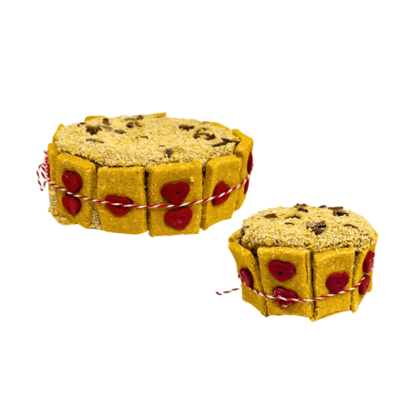 Dos tartas crocantes de salchichas para perros (una grande y una pequeña) con una banda decorativa de corazones rojos y una cubierta crujiente.