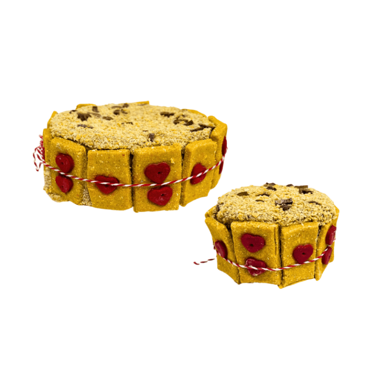 Dos tartas crocantes de salchichas para perros (una grande y una pequeña) con una banda decorativa de corazones rojos y una cubierta crujiente.