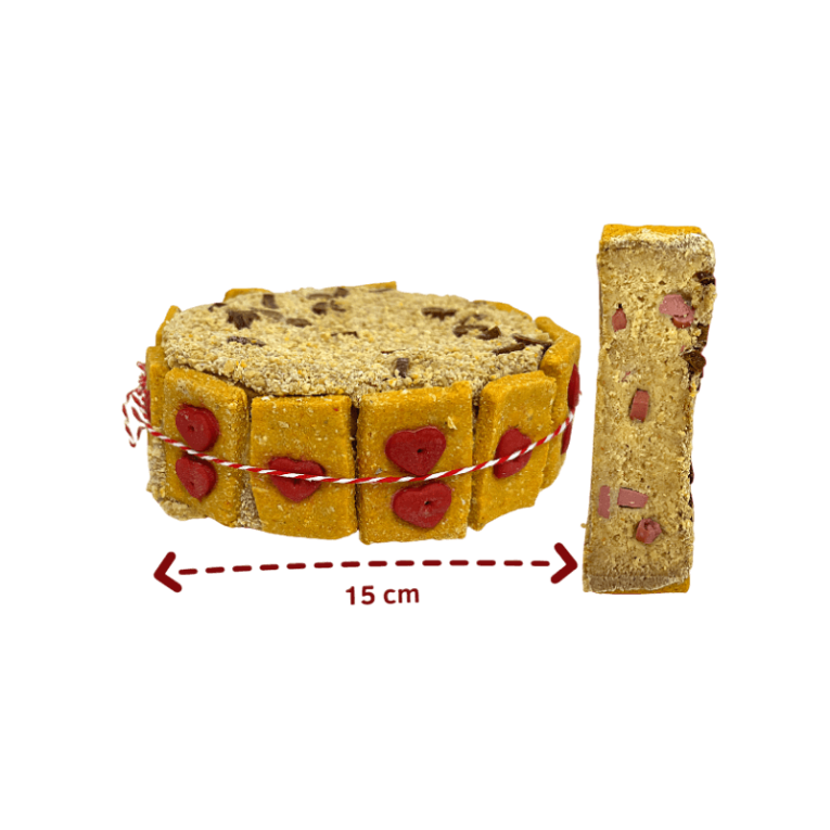 Tarta crocante de salchichas para perros de 15 cm de diámetro, decorada con corazones rojos. Se muestra un corte lateral con salchichas visibles.