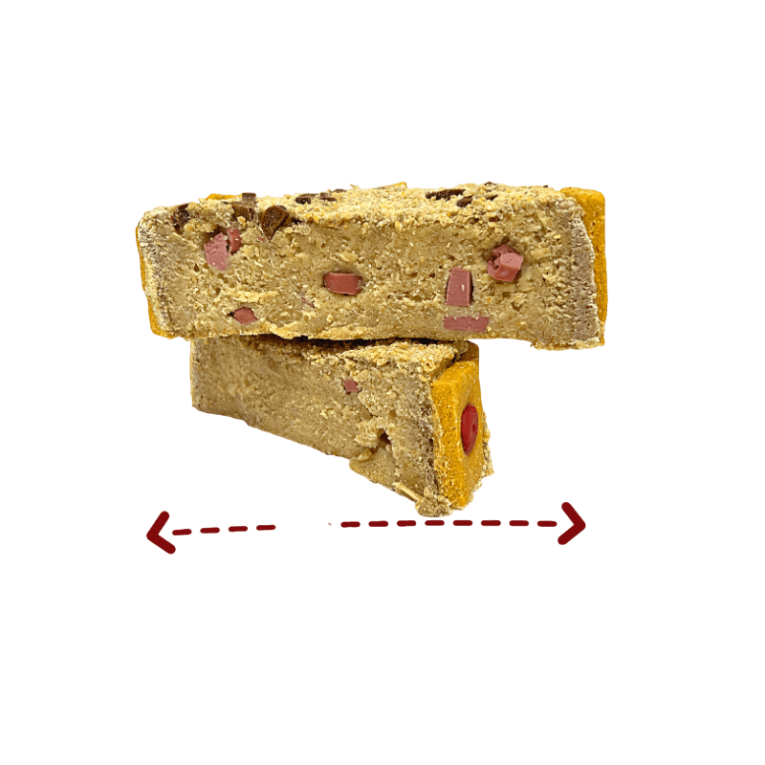 Corte interior de la Tarta Crocante de Salchichas para perros, mostrando trozos visibles de salchicha.