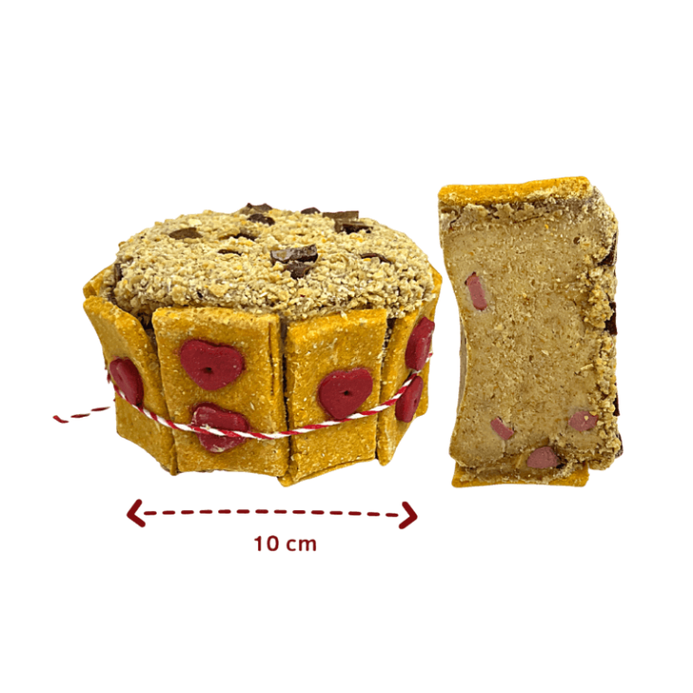 Tarta crocante de salchichas para perros de 10 cm de diámetro, decorada con corazones rojos. Se muestra un corte lateral con salchichas visibles.