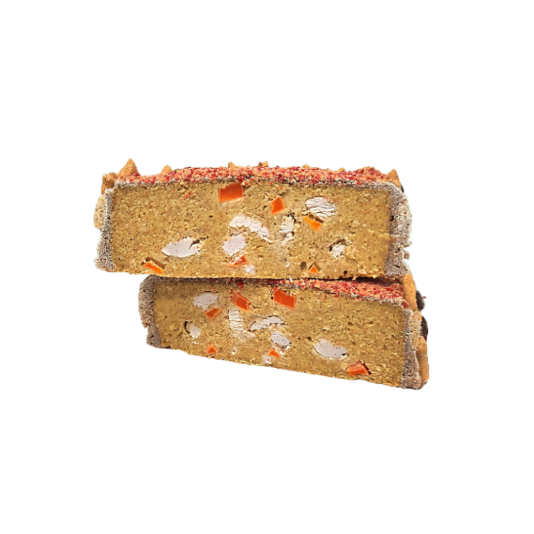 Corte transversal de la Tarta Love de pavo y zanahoria de Cumpleaños para perros Waniyanpi, mostrando trozos de pavo y zanahoria incrustados en la base.