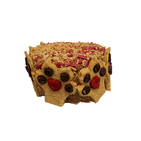 Primer plano de la Tarta Love de pavo y zanahoria de Cumpleaños para perros Waniyanpi, destacando la decoración de galletas de huella y corazones.