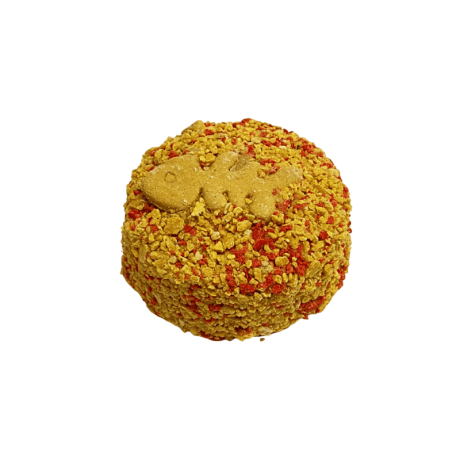 Tarta de cumpleaños redonda Waniyampi de Pescado y Zanahoria, decorada con migas amarillas y rojas y una galleta en forma de pescado.