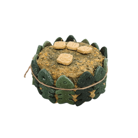 Tarta Waniyampi de Sardinas y Espirulina, decorada con galletas oscuras y claras con forma de peces y hojas. Apta para perros y gatos.