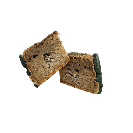 Corte interior de la Tarta Waniyampi de Sardinas y Espirulina, mostrando la textura y el color oscuro del relleno. Apta para perros y gatos.