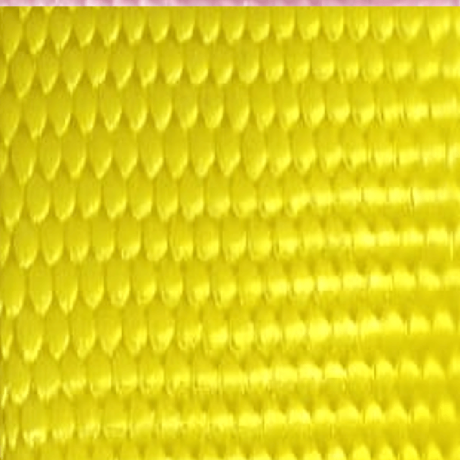 Detalle de la cinta de nylon amarillo de alta resistencia y visibilidad para el arnés anti-escape de 3 puntos en perros