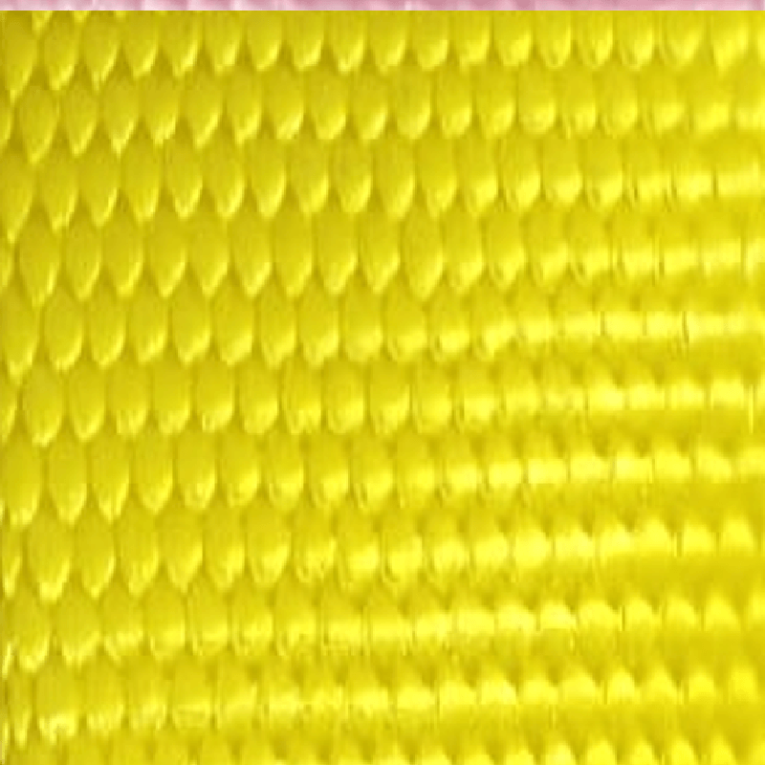 Detalle de la cinta de nylon amarillo de alta resistencia y visibilidad para el arnés anti-escape de 3 puntos en perros