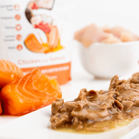 Bocaditos en salsa Dibaq Sense de pollo y salmón para gatos con trozos de salmón fresco y carne al lado