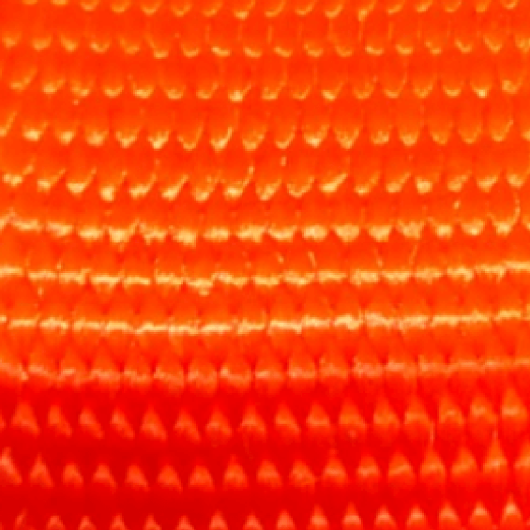 Detalle de la cinta de nylon naranja de alta resistencia para el arnés anti-escape de 3 puntos en perros