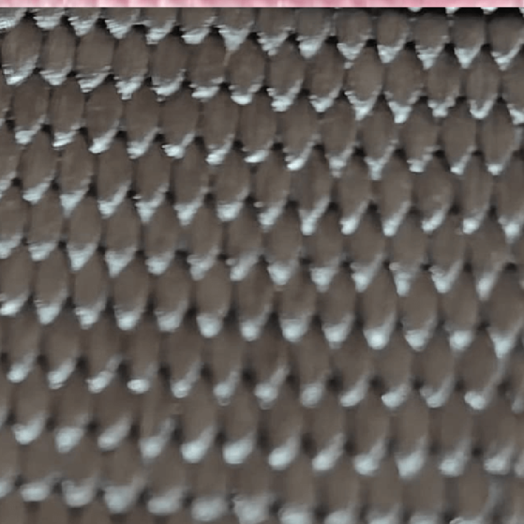 Detalle de la cinta de nylon negro de alta resistencia para el arnés anti-escape de 3 puntos en perros