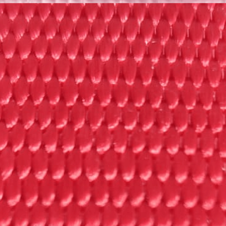 Detalle de la cinta de nylon rojo de alta resistencia y visibilidad para el arnés anti-escape de 3 puntos en perros