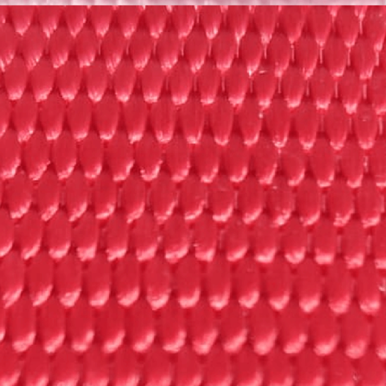 Detalle de la cinta de nylon rojo de alta resistencia y visibilidad para el arnés anti-escape de 3 puntos en perros