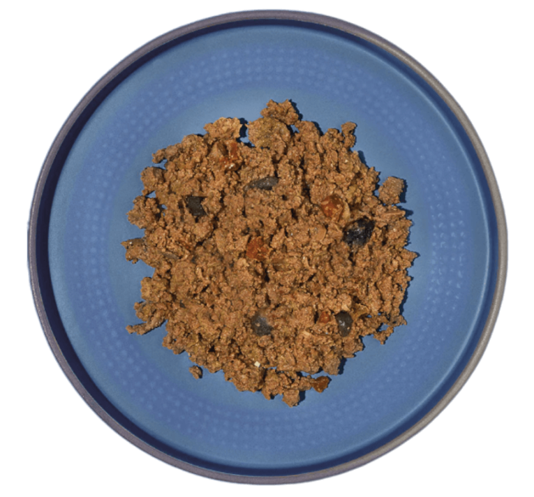 Comida húmeda de cordero sin trozos en plato, textura paté cremosa para perros