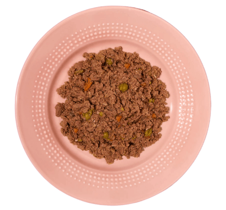 Comida húmeda cremosa de salmón y pavo en plato, paté para piel y pelo