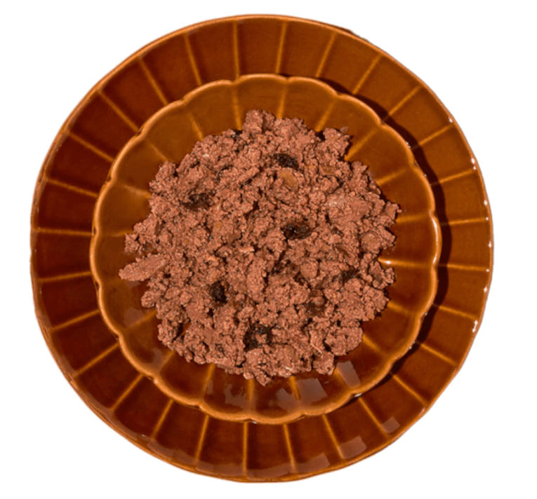 Comida húmeda cremosa de pollo en plato, textura paté para perros monoproteico