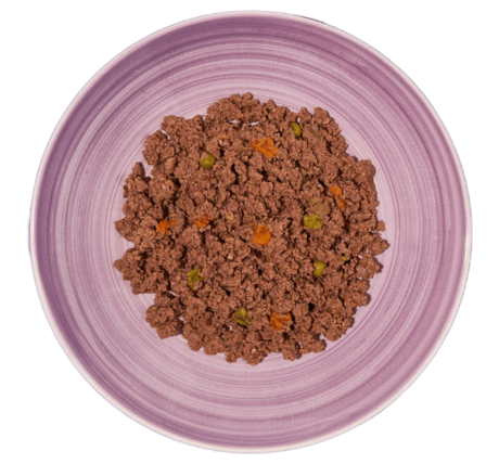 Comida húmeda cremosa de pollo y ternera en plato, textura paté para perros adultos