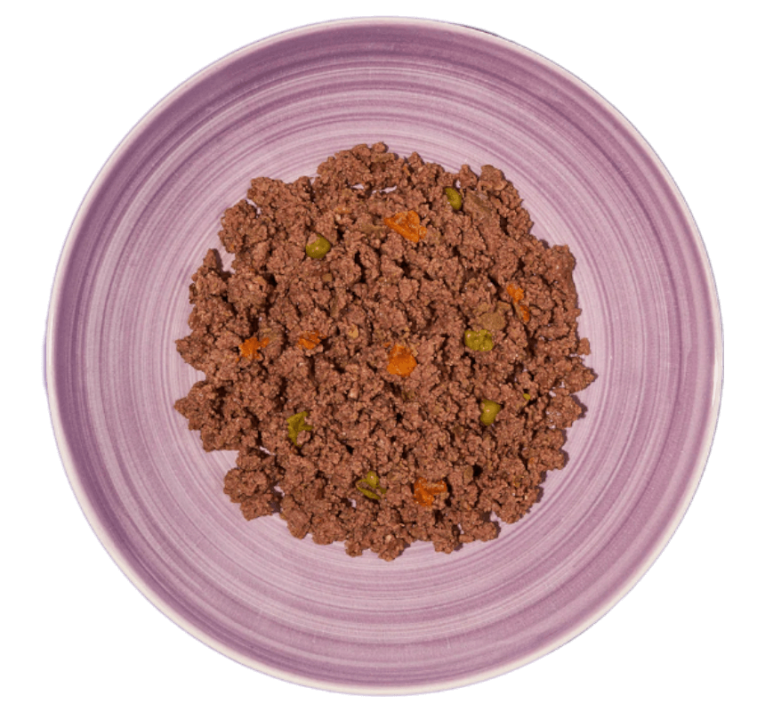 Comida húmeda cremosa de pollo y ternera en plato, textura paté para perros adultos