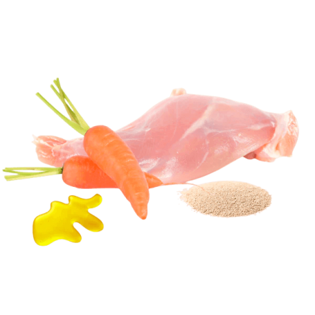 Ingredientes crudos para BARF Gato Conejo Monoproteico. Muslo de conejo, zanahorias y levadura para dieta de eliminación.