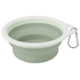 Cuenco o bebedero plegable de silicona en color verde salvia y blanco con mosquetón para enganchar en la mochila o correa. Accesorio esencial para la hidratación de perros y gatos durante viajes y paseos largos.