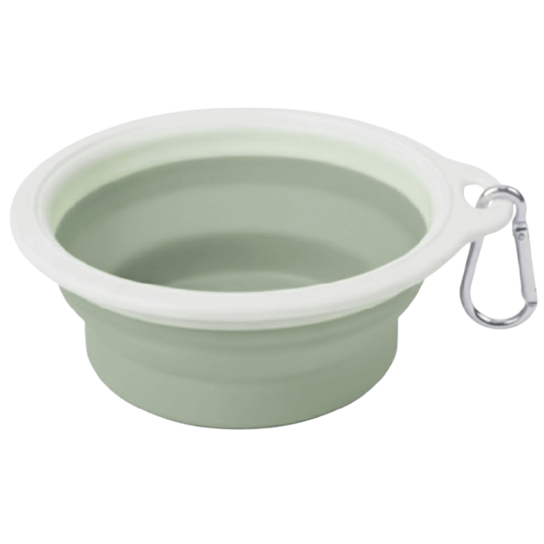 Cuenco o bebedero plegable de silicona en color verde salvia y blanco con mosquetón para enganchar en la mochila o correa. Accesorio esencial para la hidratación de perros y gatos durante viajes y paseos largos.