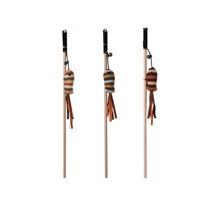 Tres Caña Juguete Pez Gato de madera (40cm) con cuerda elástica, pez de rayas y cascabel.