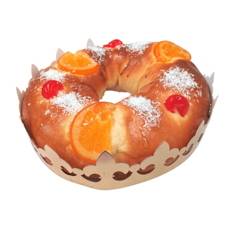 Roscon Reyes Perros Navidad Miguitas: Roscón navideño con frutas en bandeja de papel.