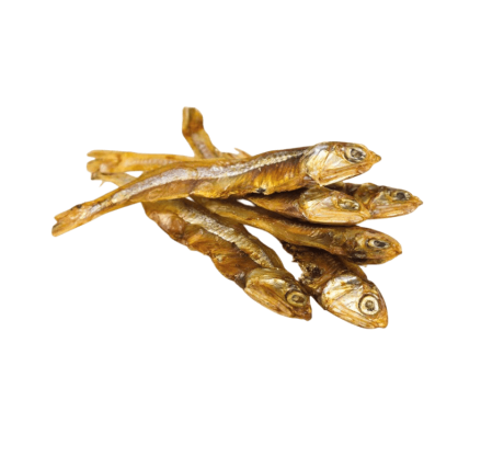 Snack Pescado Omega 3 deshidratado para perros y gatos. Pescaditos de mar naturales apilados en primer plano.