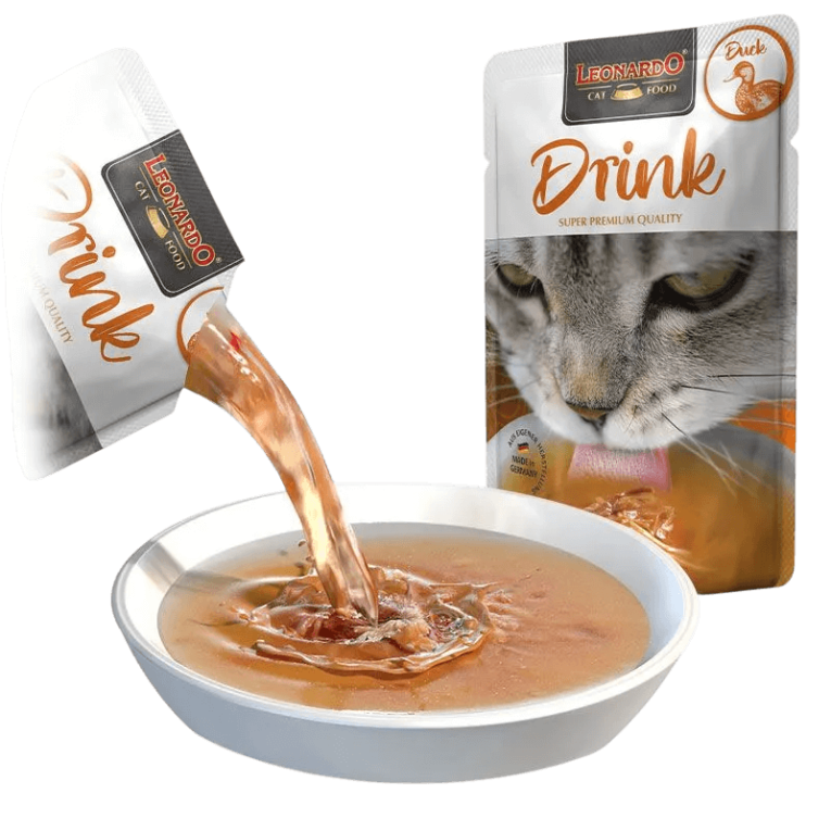 Sirviendo Leonardo Drink Pato Gatos en un bol blanco mostrando caldo y trozos de carne.